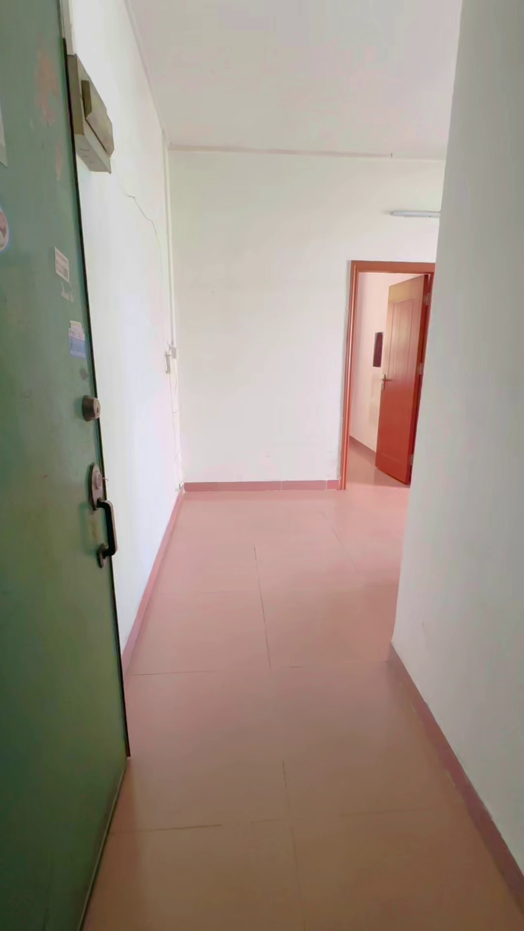 民治地铁站，向南一区电梯两房一厅，房租2300