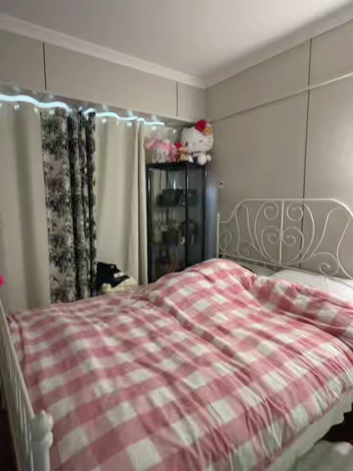 金港豪庭 朝南两房一厅 7200/月 领包入住