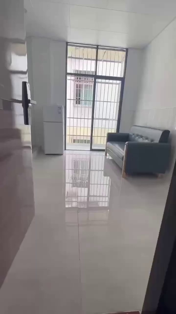 新坡塘带阳台一房一厅 1550