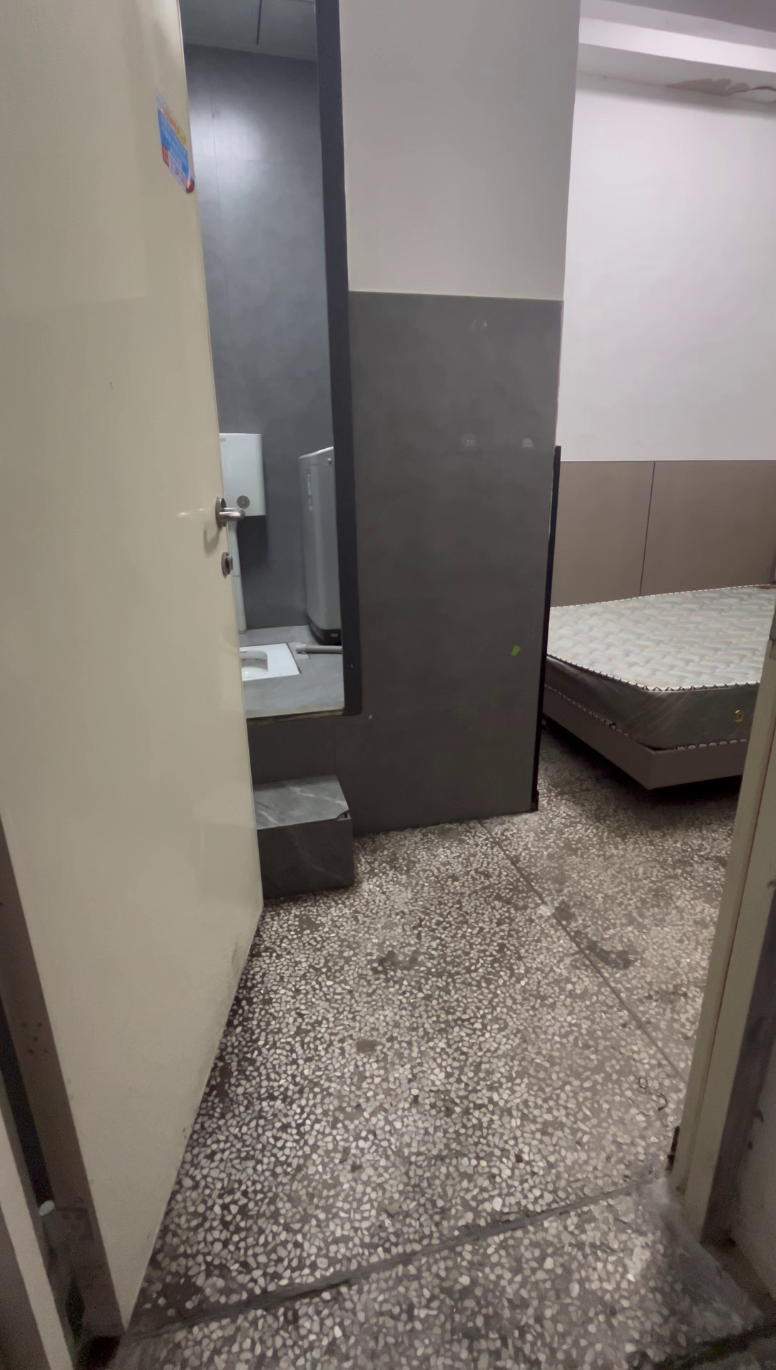 坪地白石塘，一楼单间500不讲价，空调，洗衣机，热水器，床，衣柜，都有