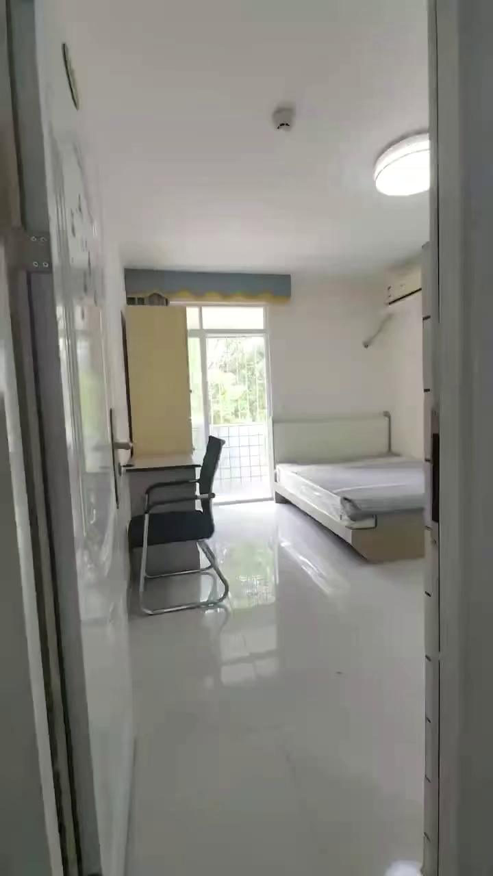 石鼓花园，阳台大单间转租2700光线好