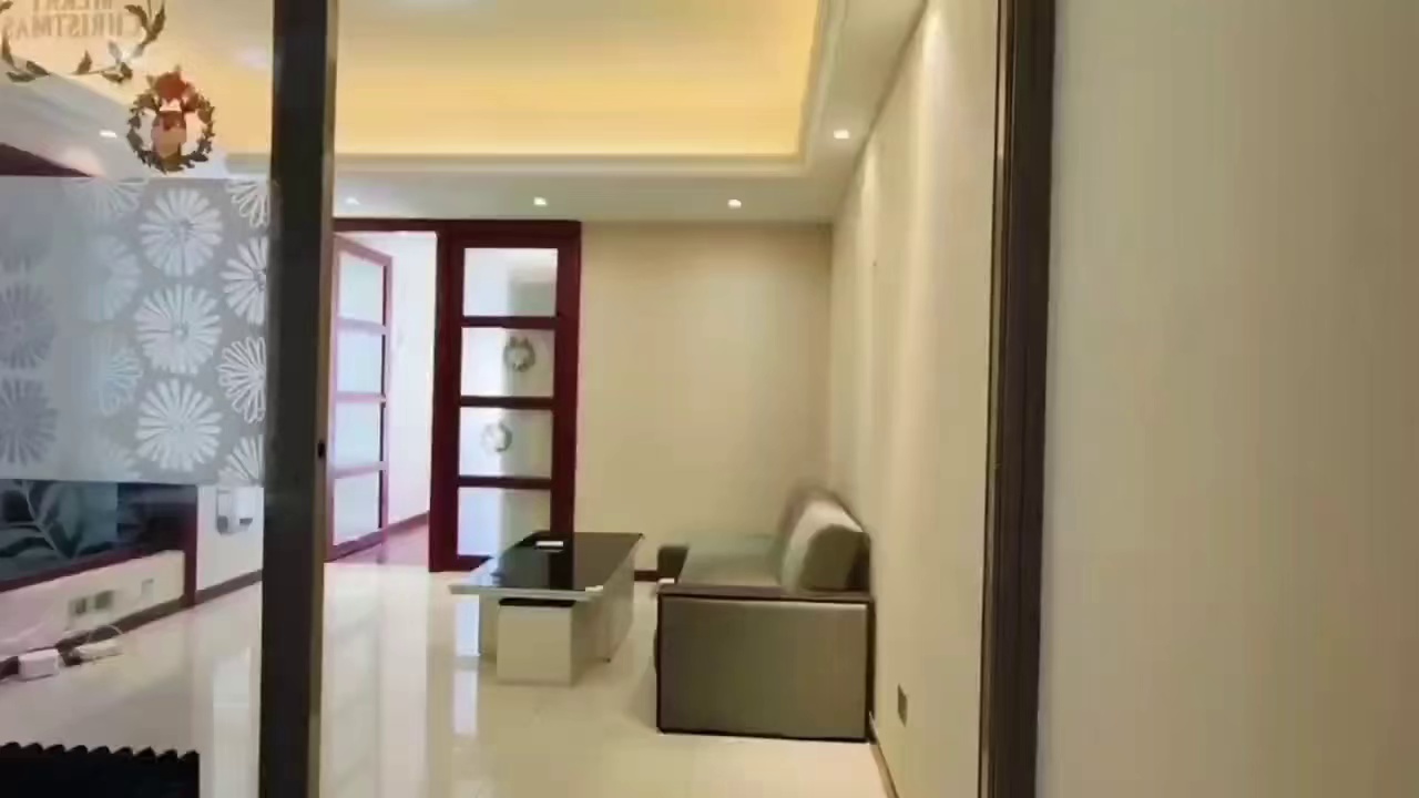 小区财富港 两房一厅 电梯高楼层 房租4700可以看房