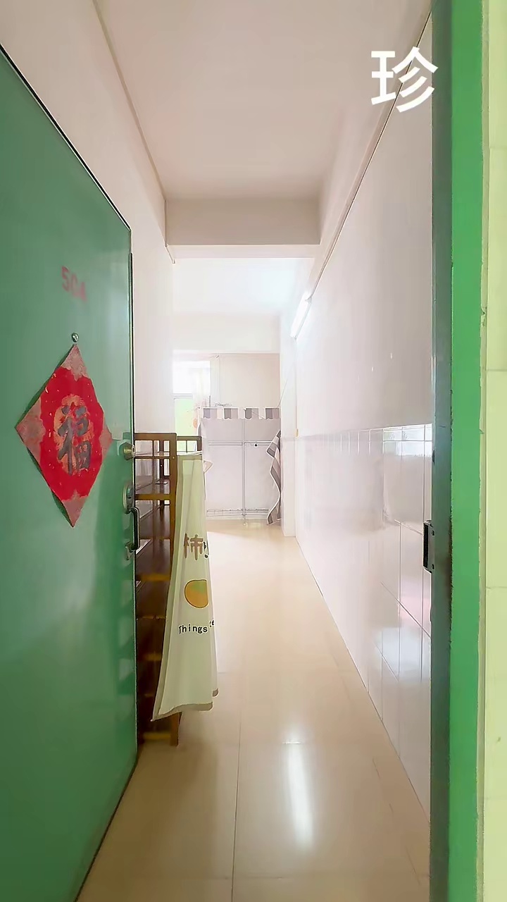 西丽 官龙村，5楼，大单间，带阳台，配有空调热水器，采光超级好，租1600。性价比超高，接受中介费滴