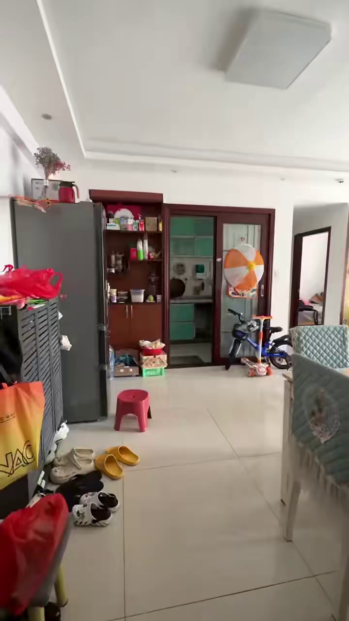 出租 同户型视频 爱群花园 3⃣ 房2⃣ 厅1⃣ 卫出租3500，家私家电齐全，光线无遮挡，高楼层