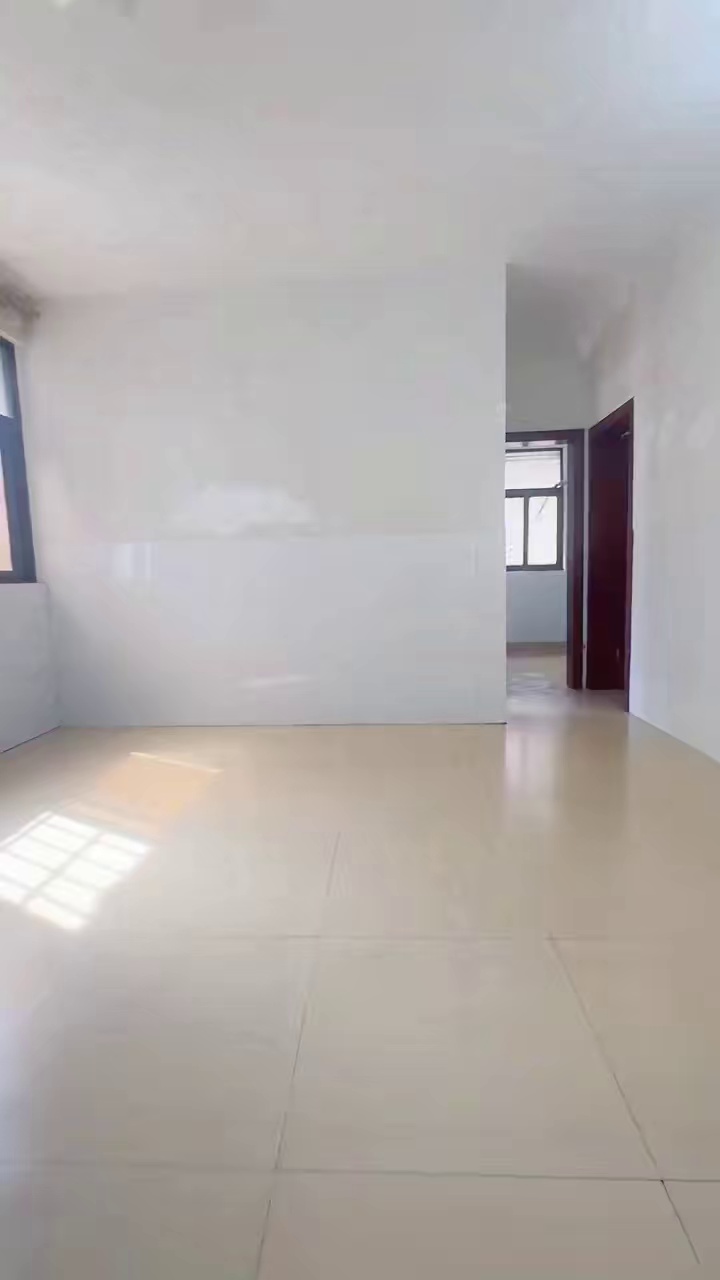 出租：莲花北巷，3楼，三房一厅带阳台，带四台空调，通天然气，热水器租2300，可以做宿舍，随时可以看房