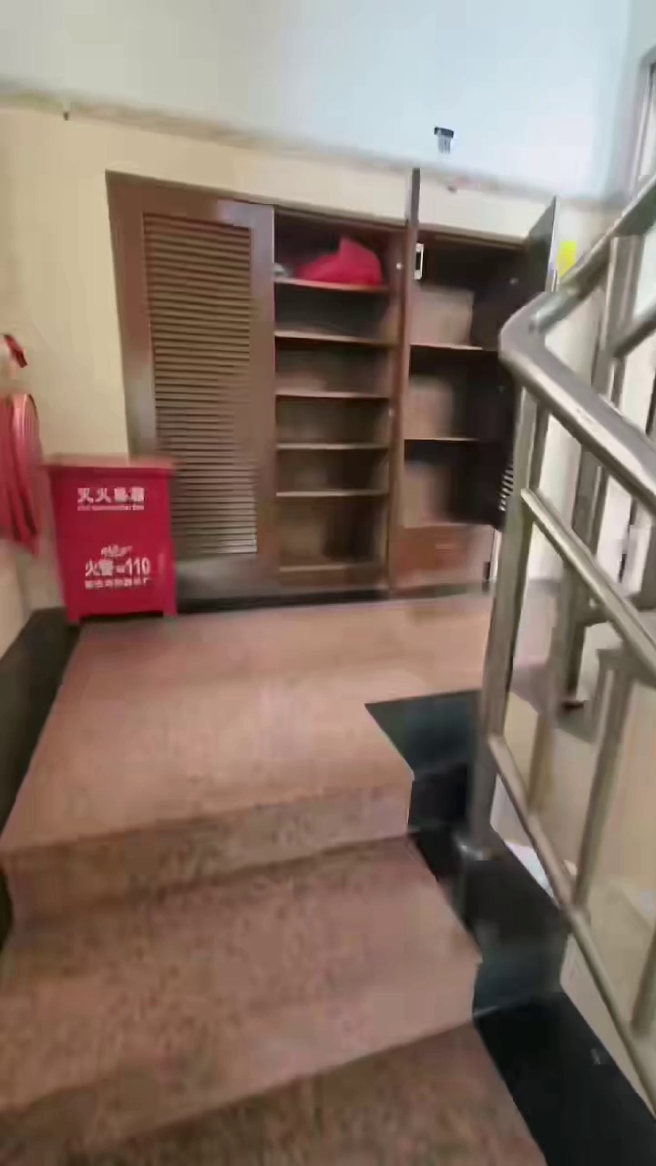 出租： 壆岗小学 三房二厅一卫 3600，步梯2楼整层