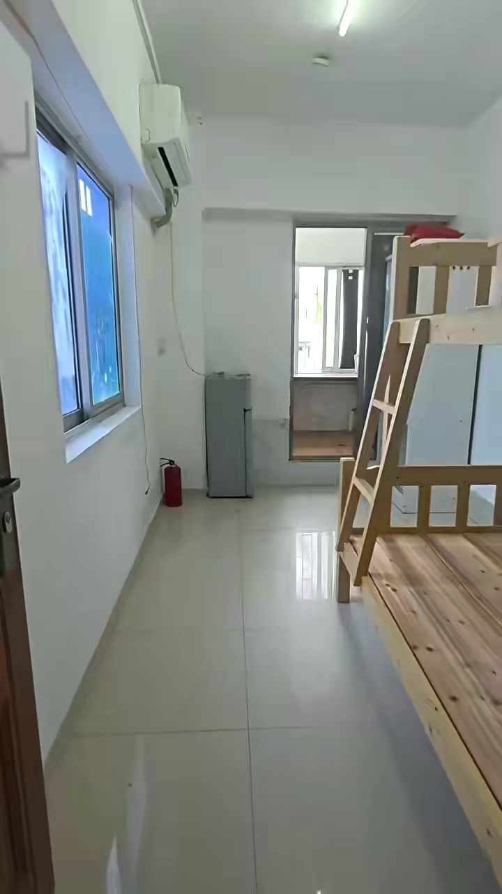 【华北 群星 茂业 远望 电梯单间】 租金:2300 家具:空调，热水器，床，衣柜 地址:赛格科技园10楼D 适住:华北，茂业，君尚，2.3.7号线