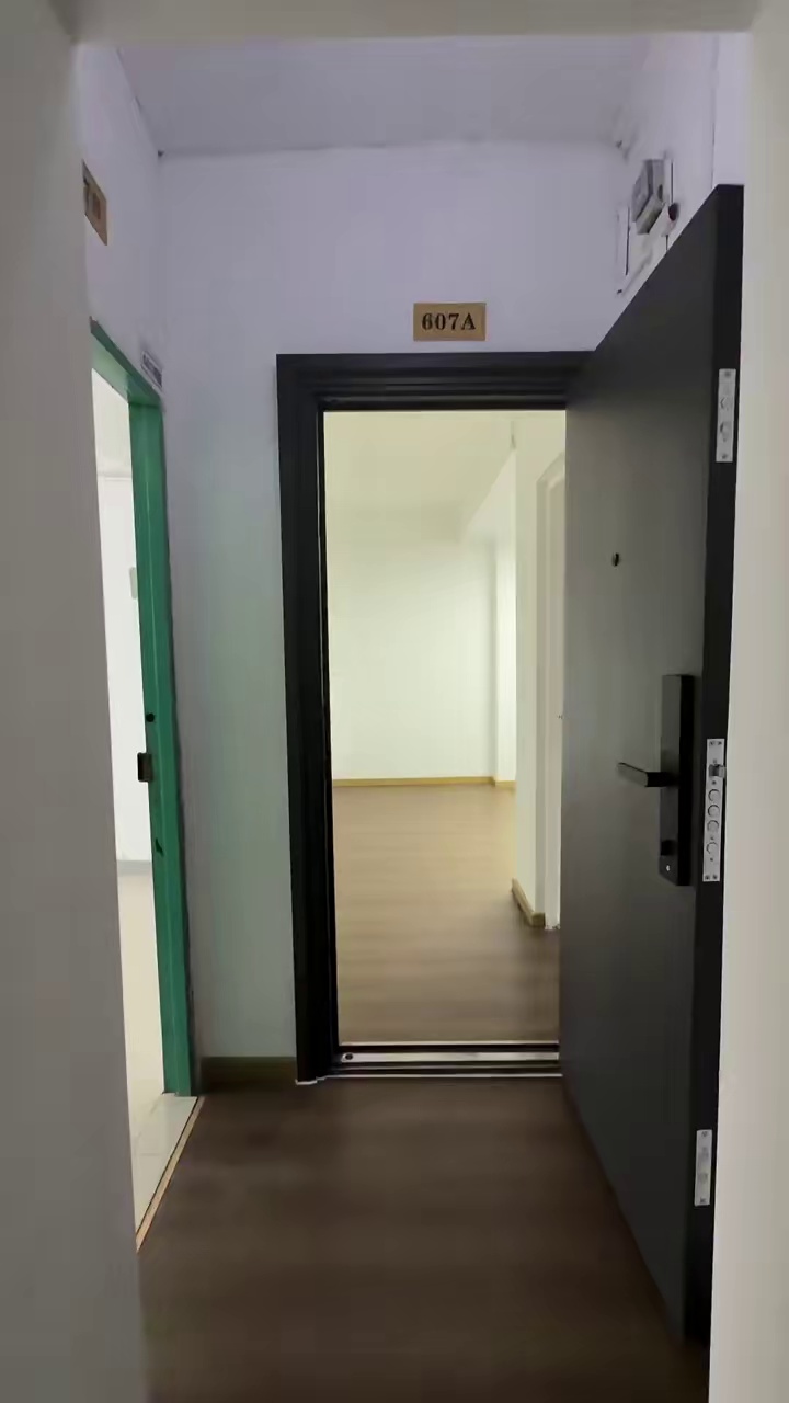 福田，华北统建楼：整层98平 朝南 看外景 大阳台 光线好 一房一厅和二房一厅 两套打包优惠价：198万可谈 可租8000/月 直接房东。