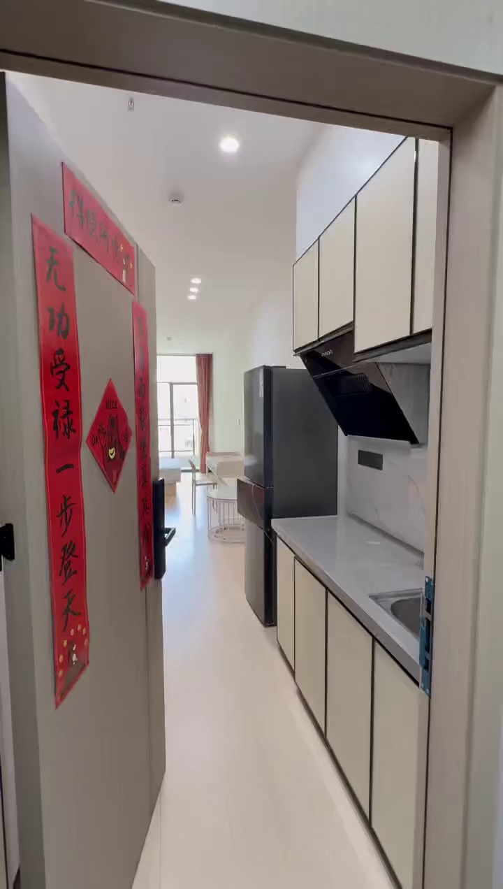 西丽366大街附近 阳台大单间3880