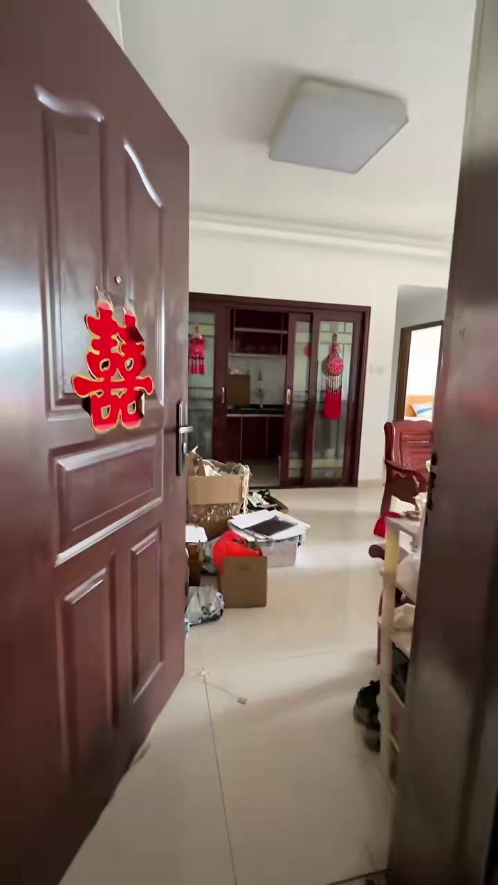出租 爱群花园 3⃣ 房2⃣ 厅1⃣ 卫出租3500，家私家电齐全，光线无遮挡，高楼层