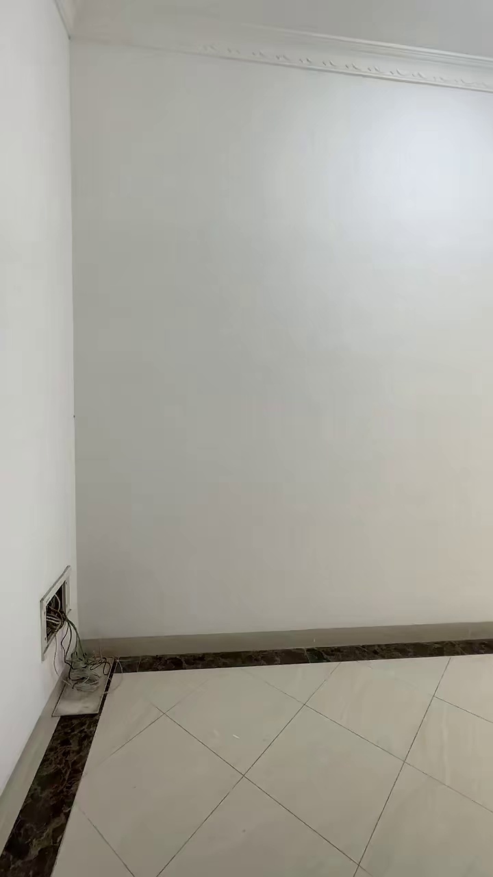 出租 御康华庭 精装3⃣ 房2⃣ 厅1⃣ 卫 95平 出租3900 家私家电齐全 高楼层 东南朝向 山景房 小区自带地下停车场 车位充足 出入交通便利。
