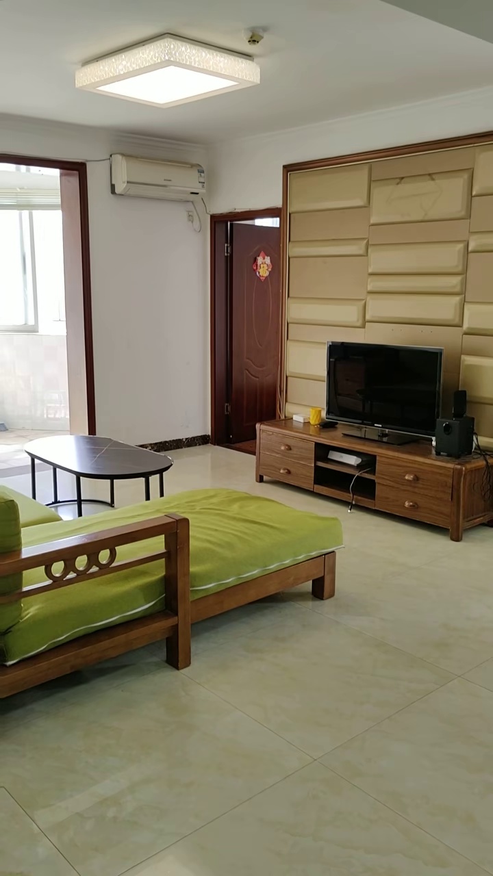 布吉地铁站吉信大厦精装修，电梯三房一厅急租，租金3900，家电齐全，82平方，彩光一流，随时看房！。