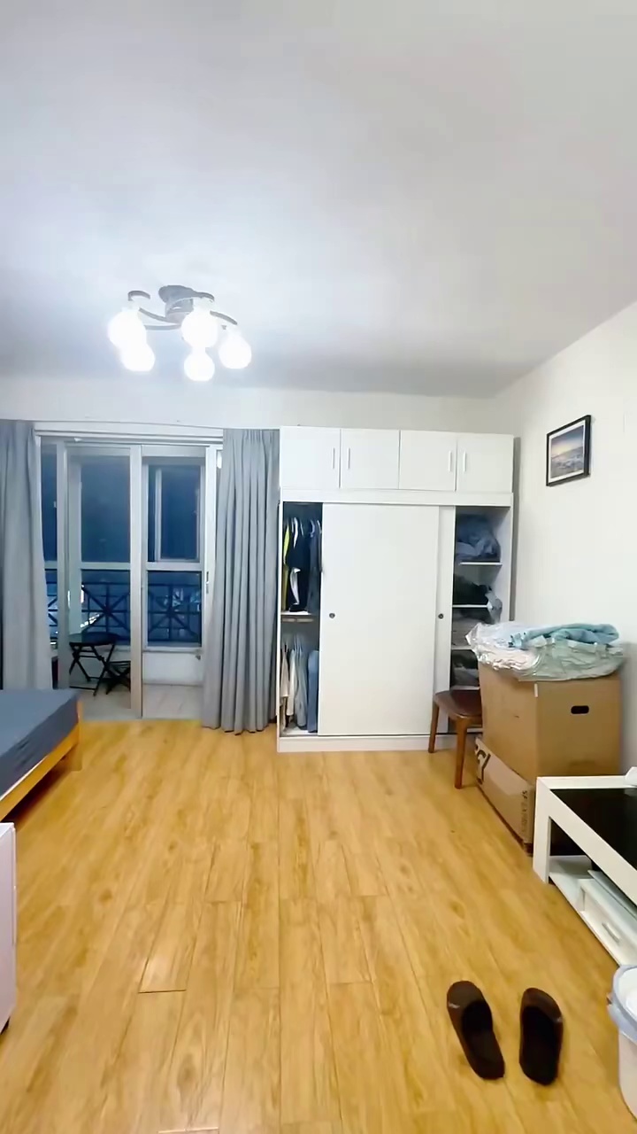 转租 彩天名苑带阳台一居室 4100/月，随时看房入住