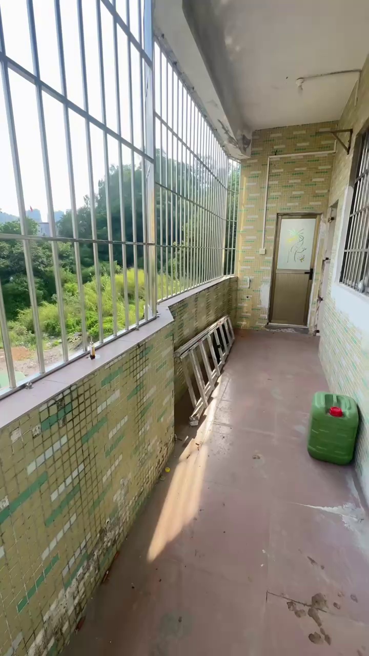 松元夏地铁站阳台两房一厅1800