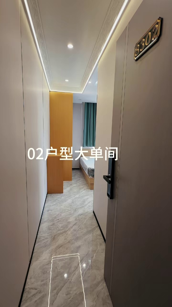 商业中心，精装单间带阳台1580.最后一个