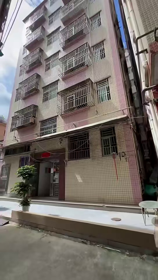 罗湖大望村 新出整栋靓楼 共6.5层，总面积916 平方 三面采光，可协助加装电梯，升级租金更高 每层格局一样（2套大一房+2套大单间） 楼顶2套一房一厅带大露台，共26套房 租金每月约40000，报价 980 万可聊，需一次性付款，证件历史遗留，二手房东，随时可看楼！