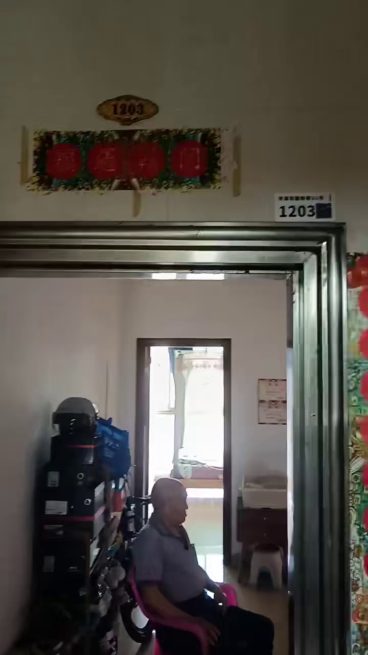 河滨花园三房一厅3780，电梯房。有空调，床，热水器，吸烟机，天然气，月底才搬走。预约看房