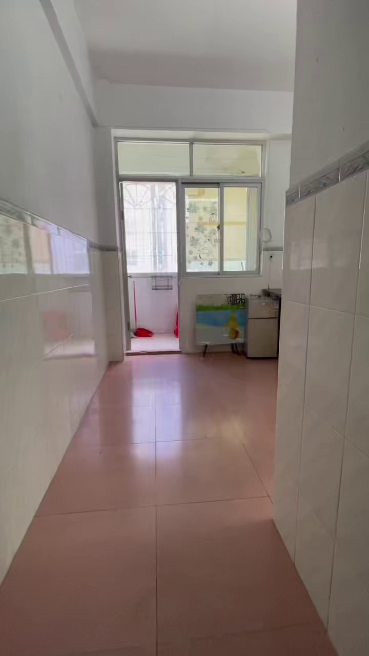 禾坪岗阳台一房一厅1580