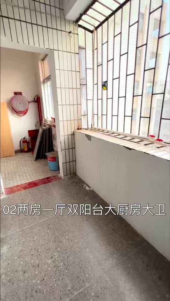 龙华地铁口山咀头路10楼梯房 601两房 前后双阳台 阳光好 2680 水6 电1管理费100. 网80