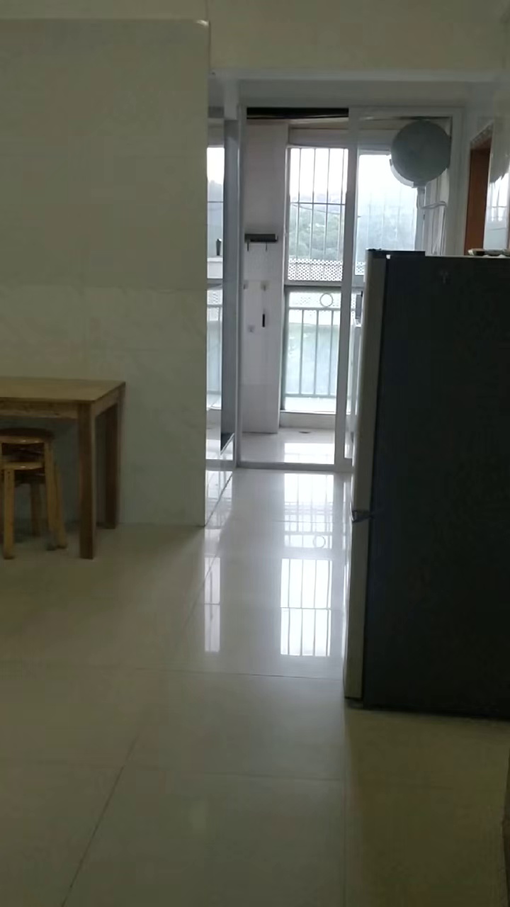 10号线雅宝地铁站100米，龙溪山庄，两房一厅带阳台。仅租3500/月，民水民电通燃气。50%服务费非诚勿扰