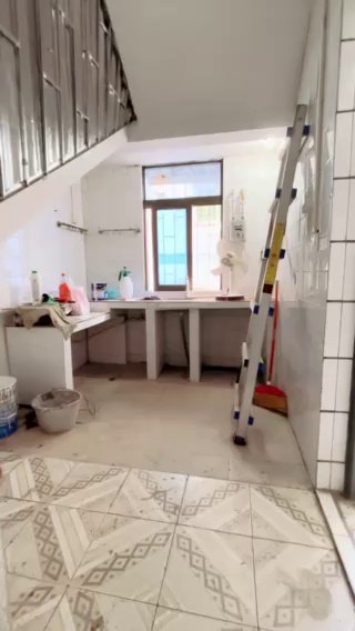 1600布吉沙龙路主路边，3楼，一房一厅+小书房，带阳台，?敌采光，有天然气