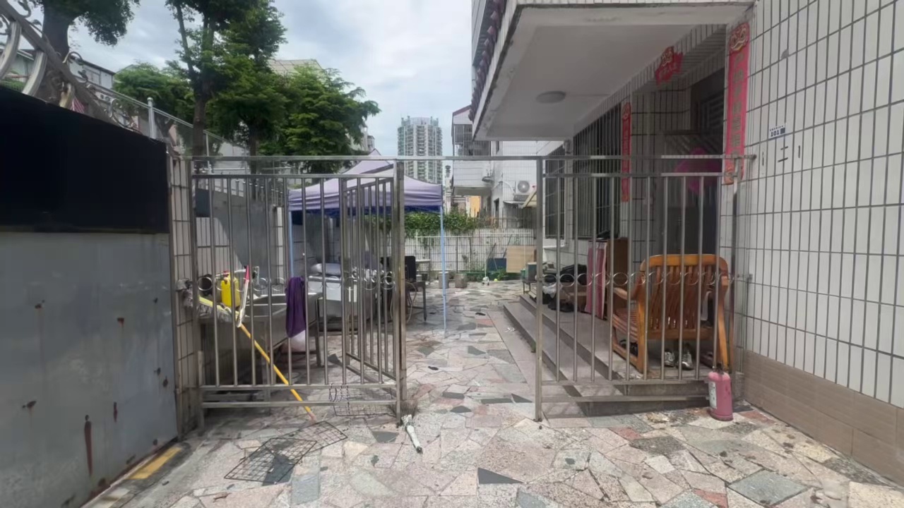客运站金碧花园三房一厅带院子