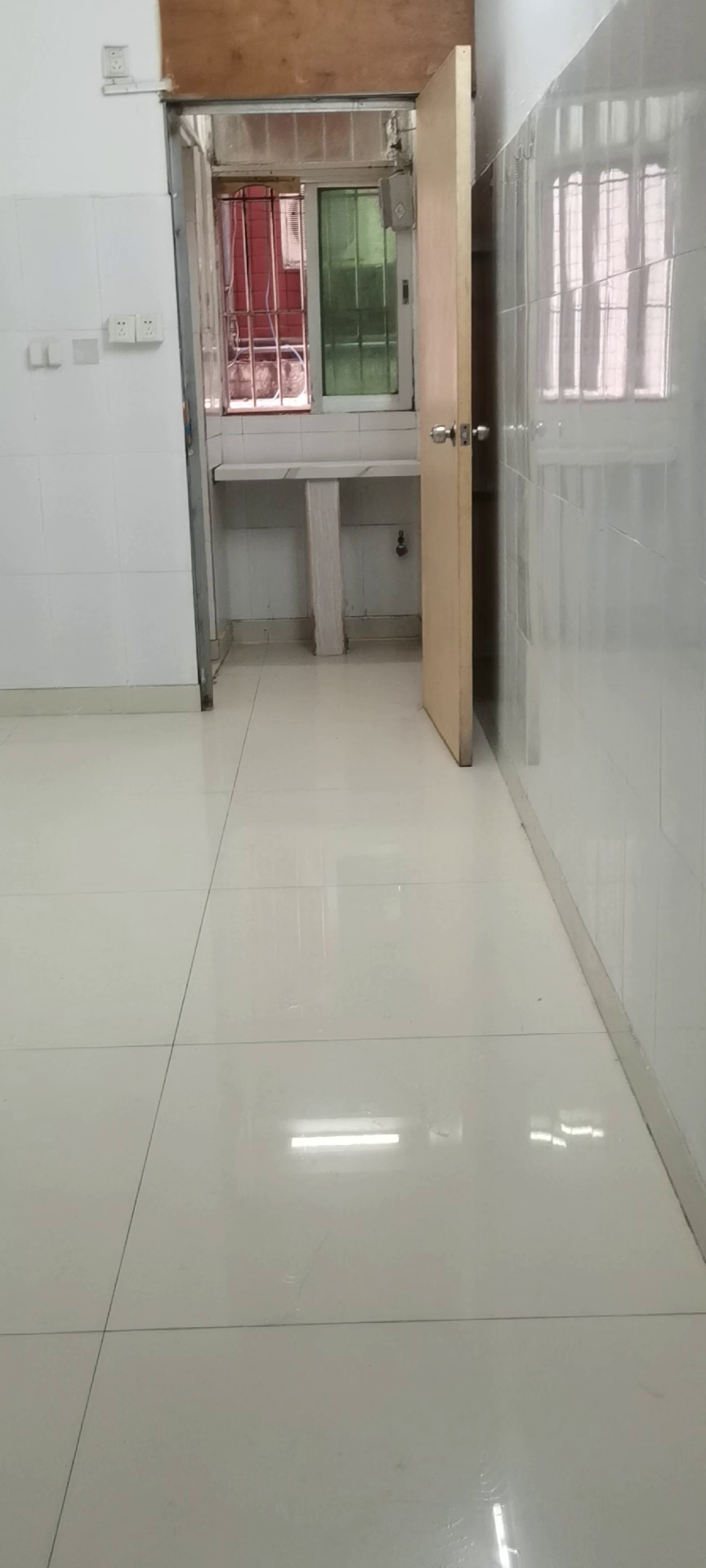 地铁口，马路边楼下菜市场，套房，302房，1380。