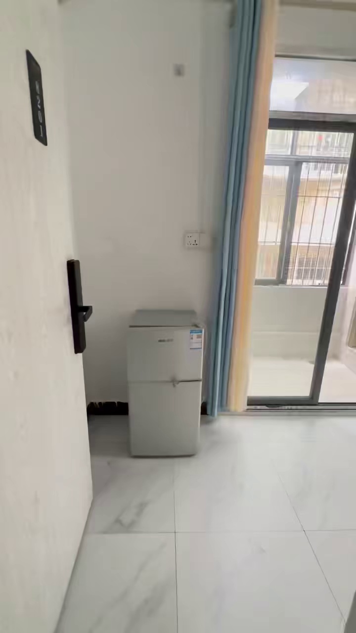 新屋村，好楼层一房一厅拎包入住，租金2300包物业包网