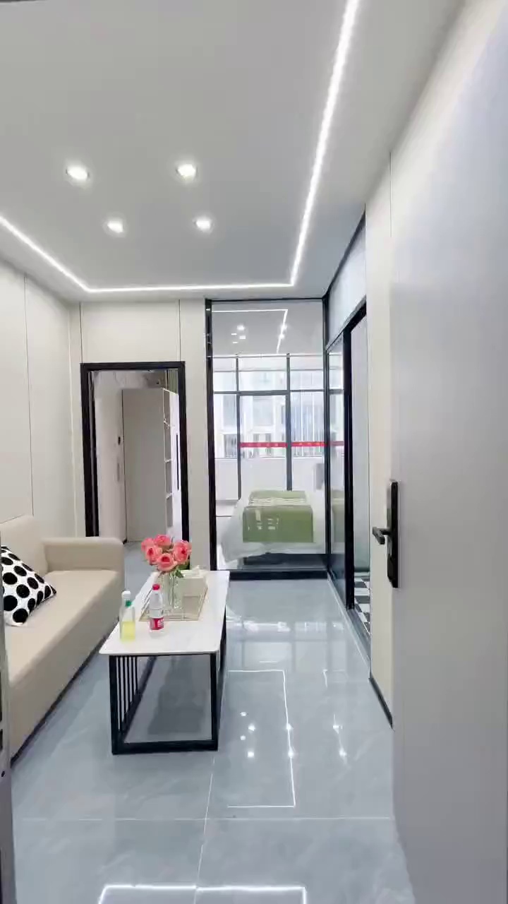 宝龙地铁站附近电梯一房一厅 1700 刚空出来一套