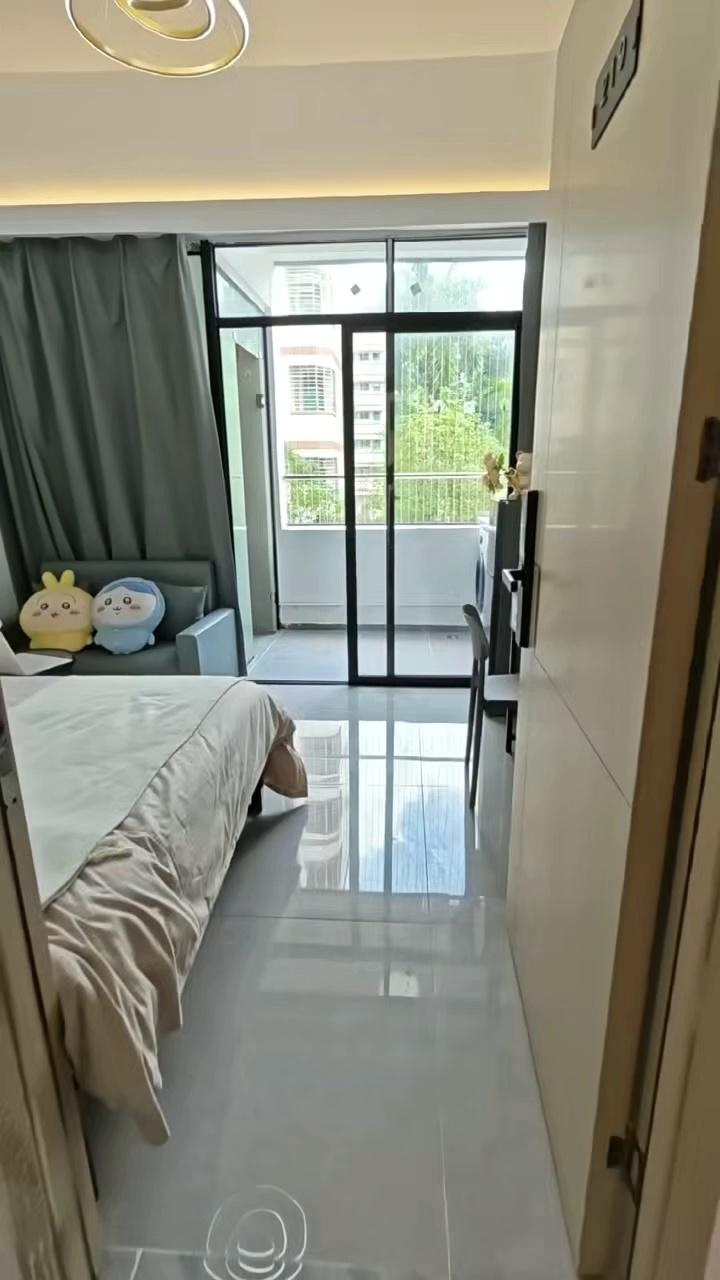 近鸿宇大厦 大单间 租金：1350 带大阳台