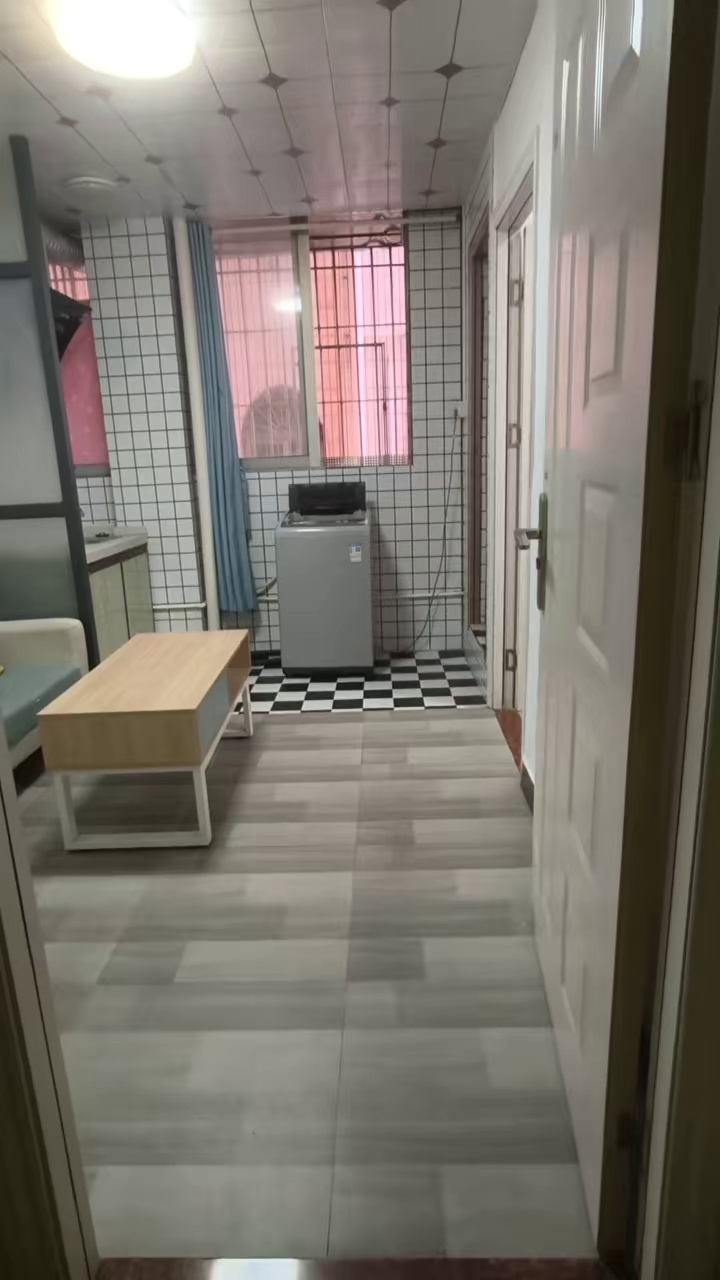 龙华地铁站，山咀头 一房一厅1650