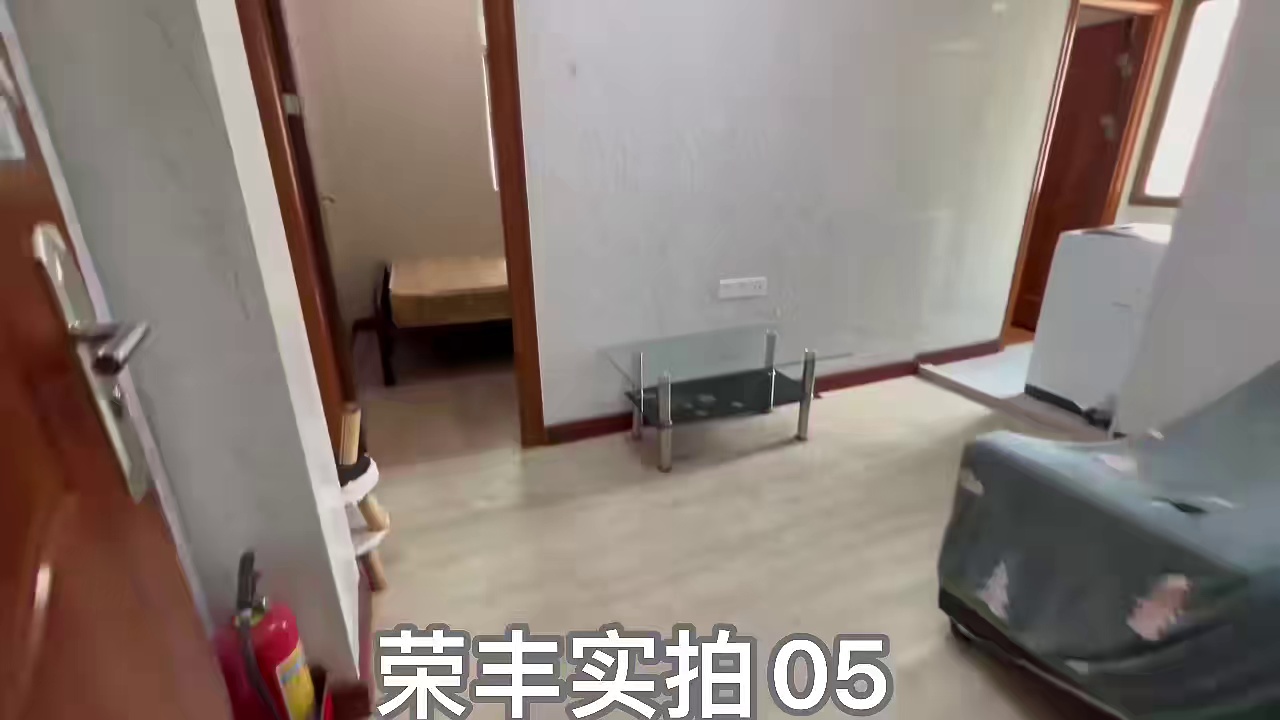 坂田东村 步梯 两房一厅2350拎包入住