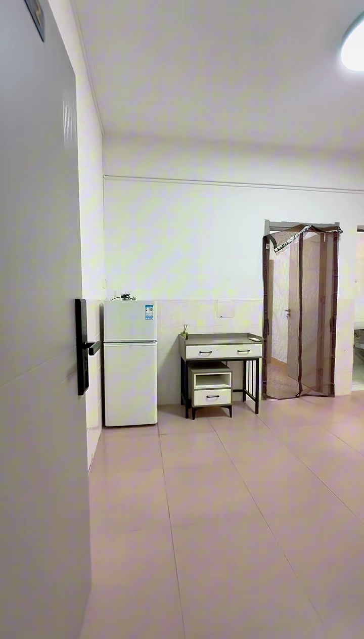 宝龙地铁站联和步行街联和小区，步梯2楼，带独立大阳台，一房一厅，新退一套1500