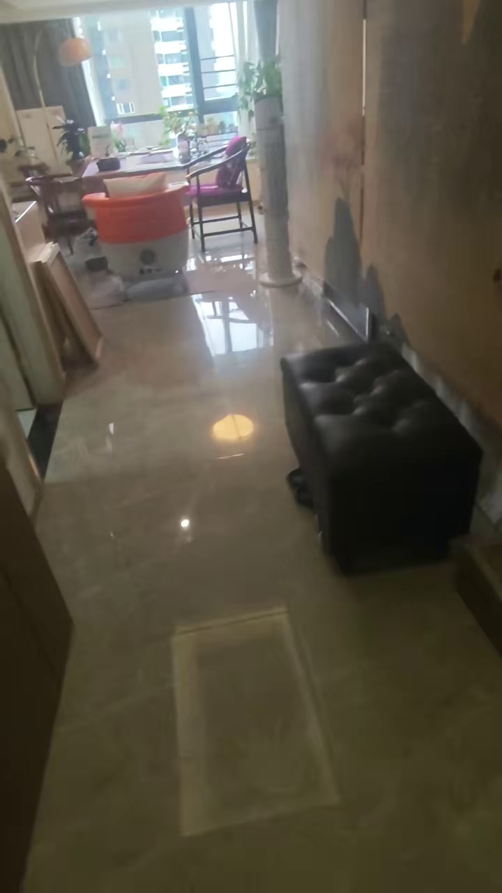 新安地铁站 银鸿小区 4500，特价两房一厅