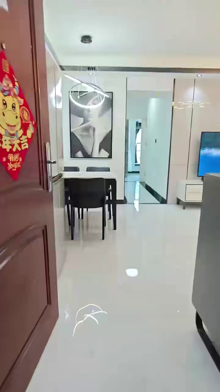 金鼎大厦豪华两房（加小储物间）8200客厅大，有大阳台，两张床1.8和1.5，通风好。