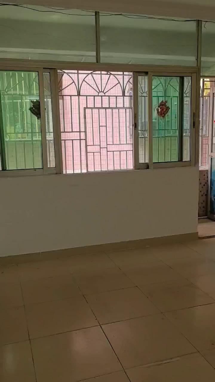 布吉中学旁，三楼，三房两厅两卫有阳台，空房租3000，80平，随时看房 地址：牛岭吓301房