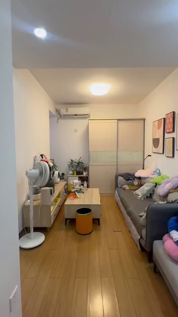 出租 高发精装修一房一厅 底价4600 租客转租