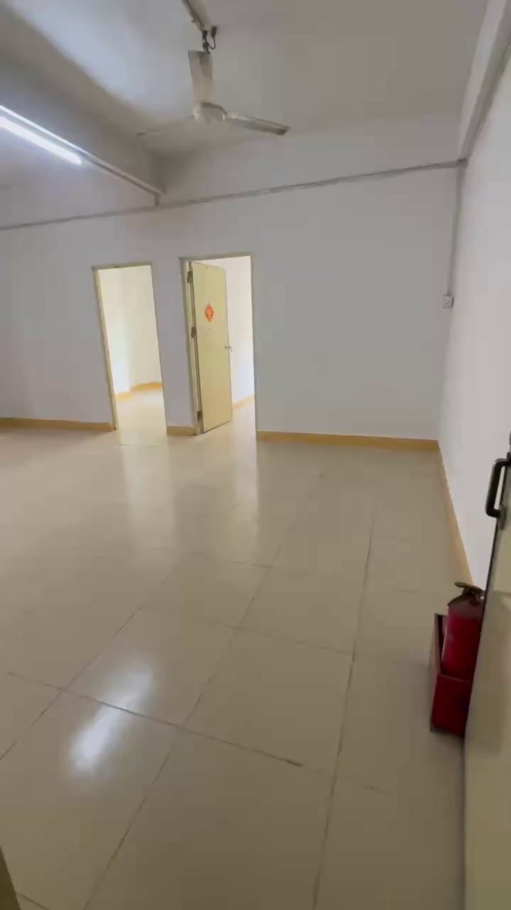 大运中心地铁站附近，靠近龙外学校，爱联坡头背村，特价大两房一厅带阳台，有天然气，价格1800杨