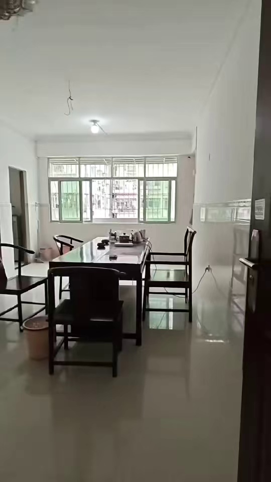 近港深国际，镇乾大厦，展华学校，上油松电梯高层小产权三房一厅，3500/月，包管理