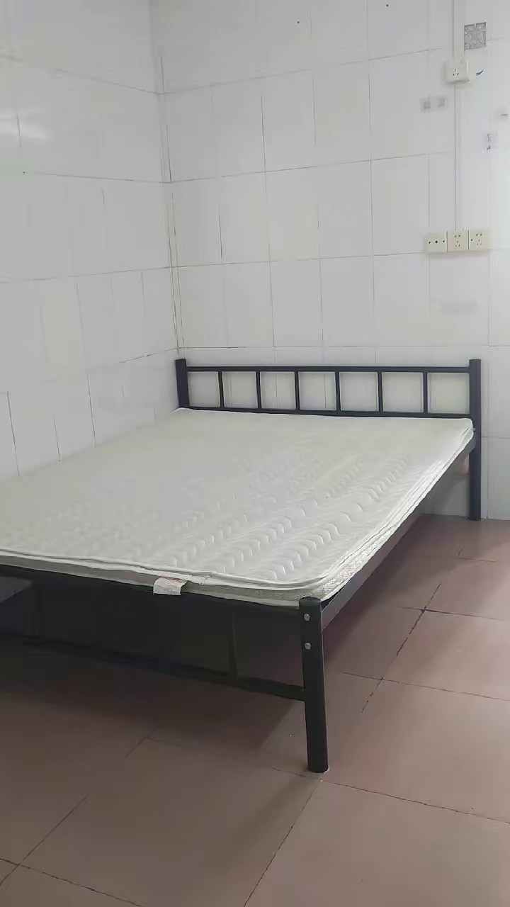 白石龙-逸秀新村 步梯单间 950 配热水器，床