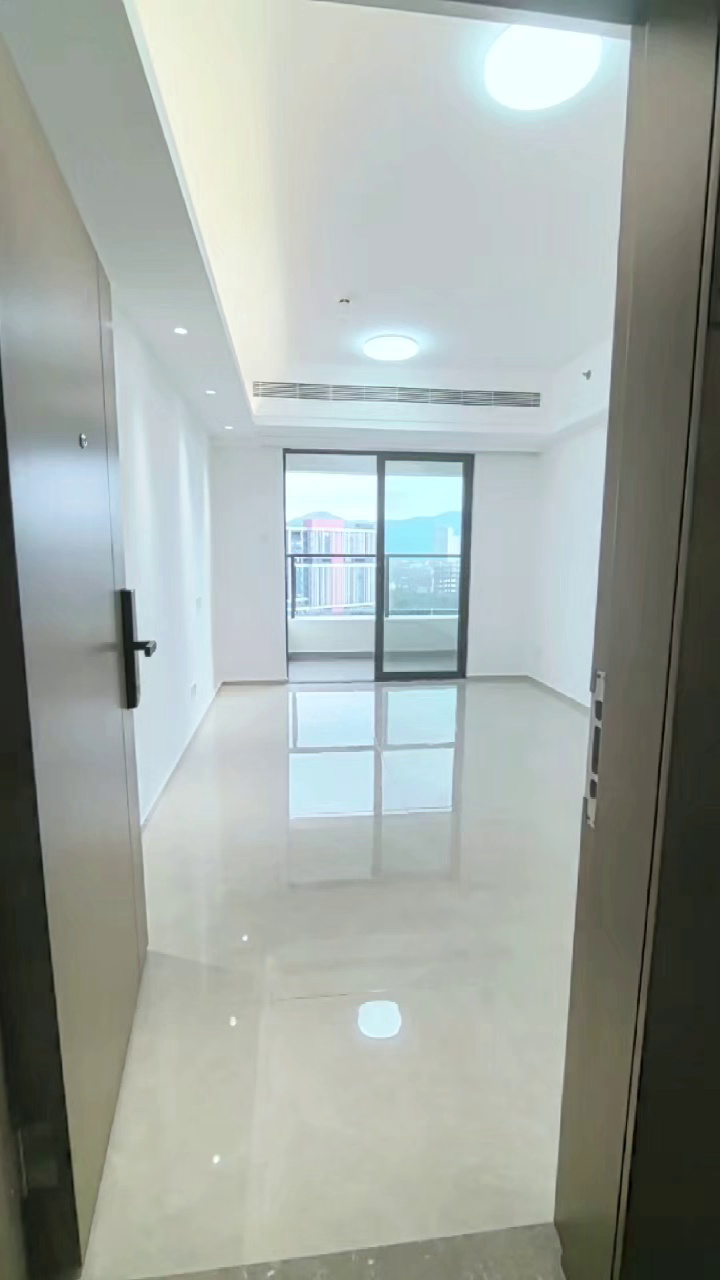 龙华 大浪街道 锦顺名居2房出租 阳台这边会做封窗 起到很好的隔音效果 固定的家电，空调，抽烟机，煤气灶，热水器和窗帘这些都有 没什么家私 租金3799