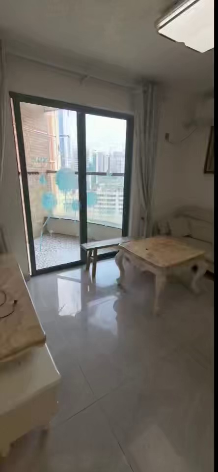 国贸，向西，口岸 三房二一厅一卫 6500 地址：金鼎大厦