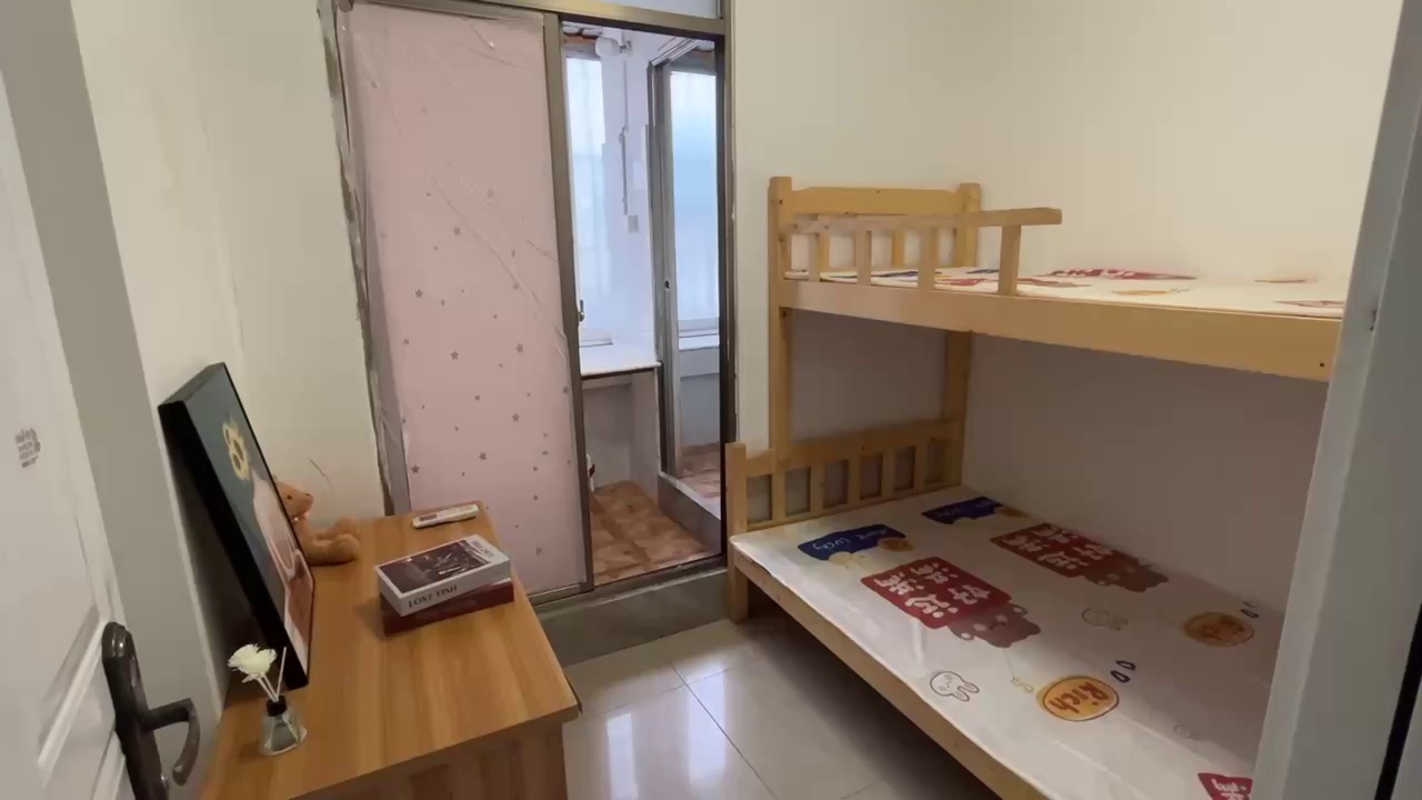 【巴登街 东园 新城广场 厨卫单间】 租金：1800 家具: 齐全 地址:东园新村1楼 适住:爱华，科学馆，巴登村，红岭