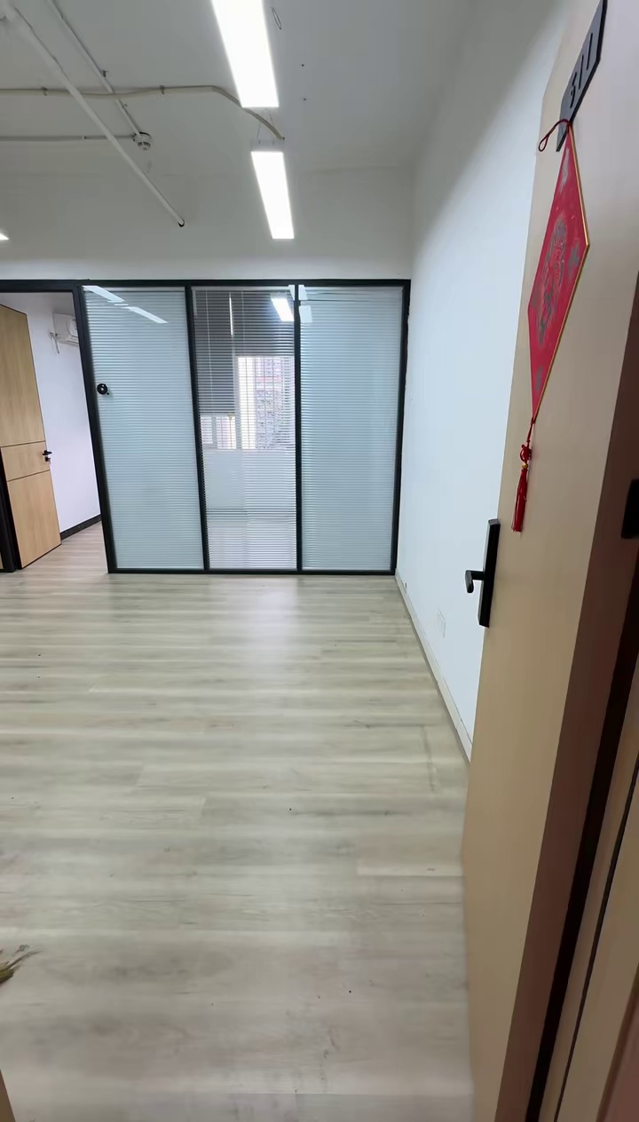 上步工业区501栋 限时特价特价8XXX 朝南向采光极佳2+1，配桌椅 24小时空调/电梯/办公，不限行业 2号线华北站/3号线华新站