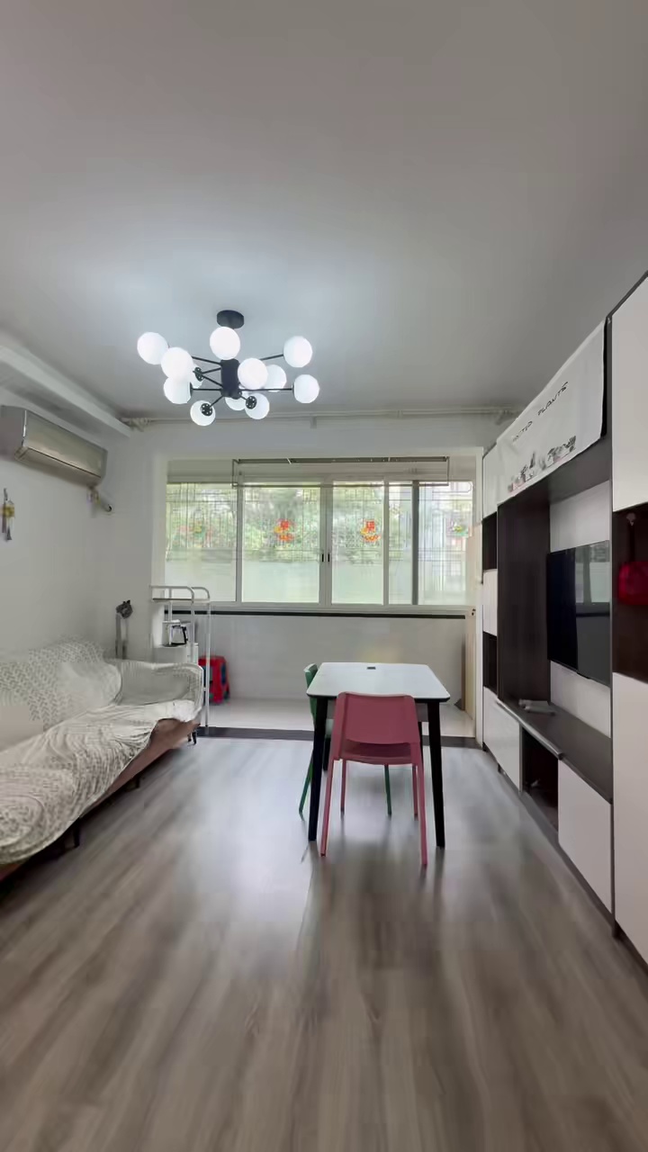 两室一厅 面积65平 租金7000低楼层 四海地铁站旁 带家私家电 近沃尔玛花园城
