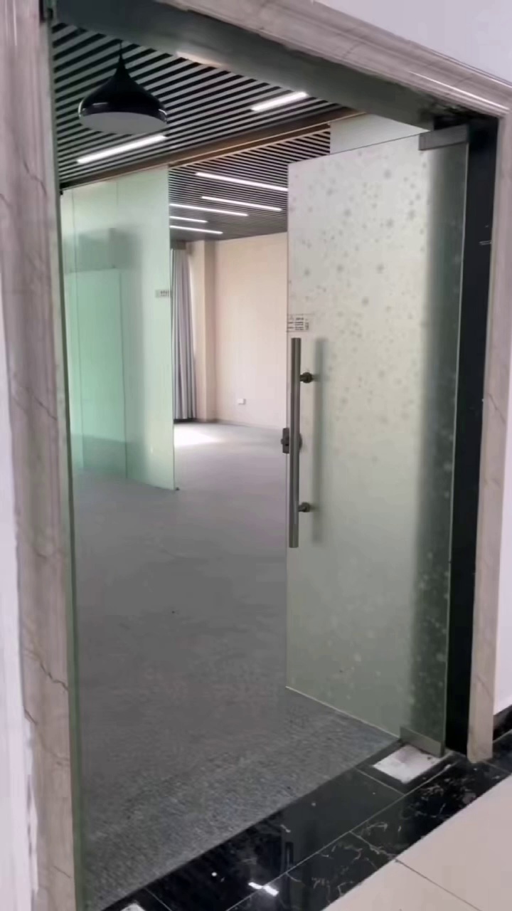 创客大厦145平，2+1经典格局 独立隔间+开阔办公区，格局疏朗好用 没有浪费面积，采光通透 适合初创团队，拎包即可办公
