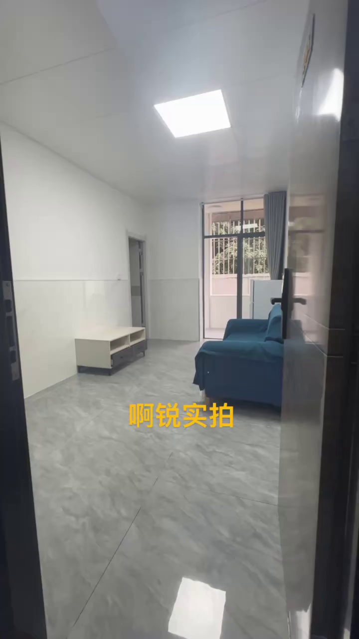 新坡塘带阳台一房一厅 1800