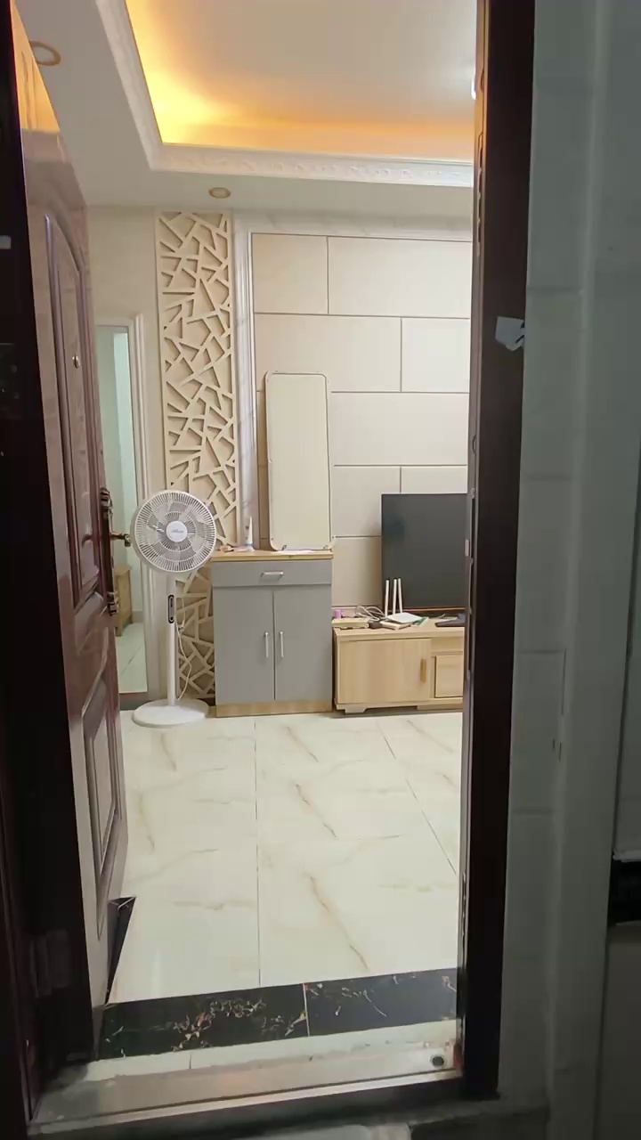 上横朗电梯两房，领包入住2250。