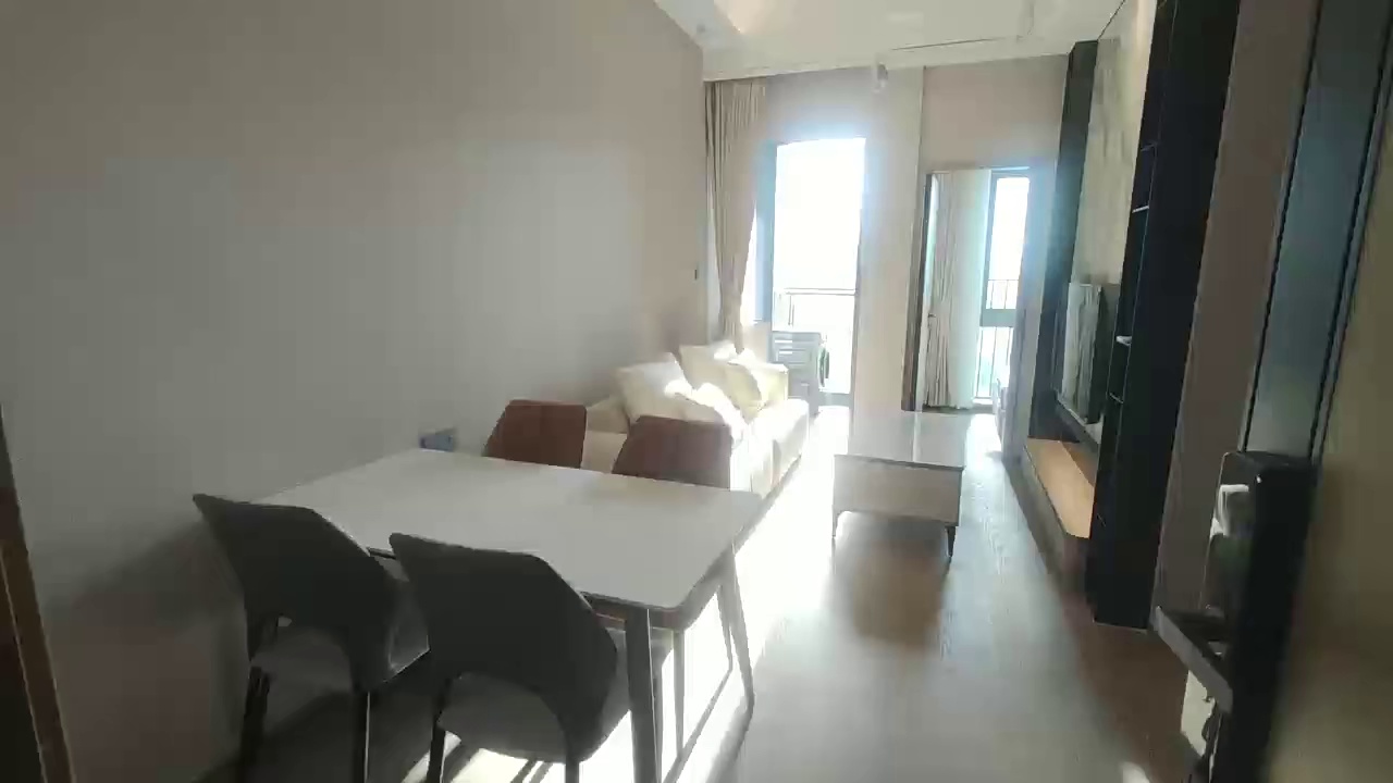恒大天玺公馆2 面积：52 格局：一房一厅 ☀ 朝向：西 交通：地铁站1号线G出口：老街