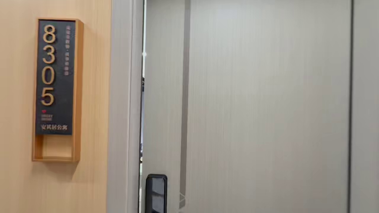 塘朗地铁站附近精装两房一厅 租金4580月